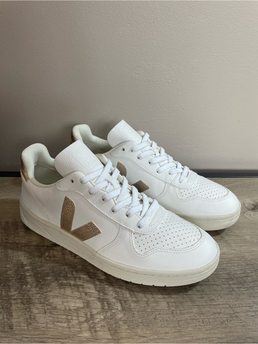 Women's VEJA V-10 White LEATHER & Platine Gold V Low Top ATHLETIC Shoes SNEAKERS